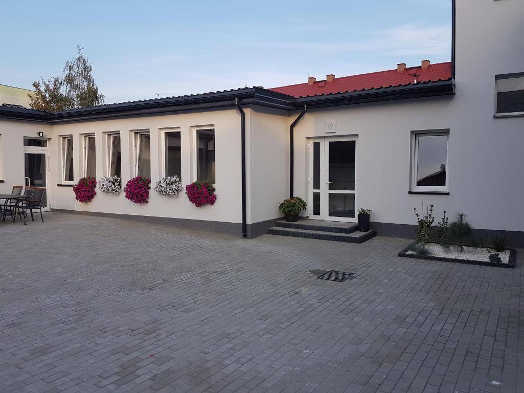 Dziedziniec i bezpłatny prywatny parking przy Arkadia Hostel w Mławie